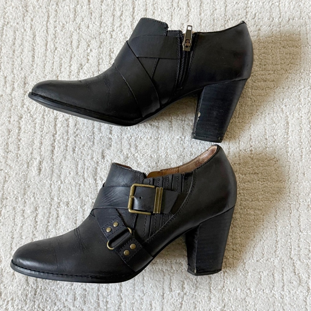 Clarks Artisan Black Leather Buckle Ankle Booties Block Heel Shooties 10M Moto